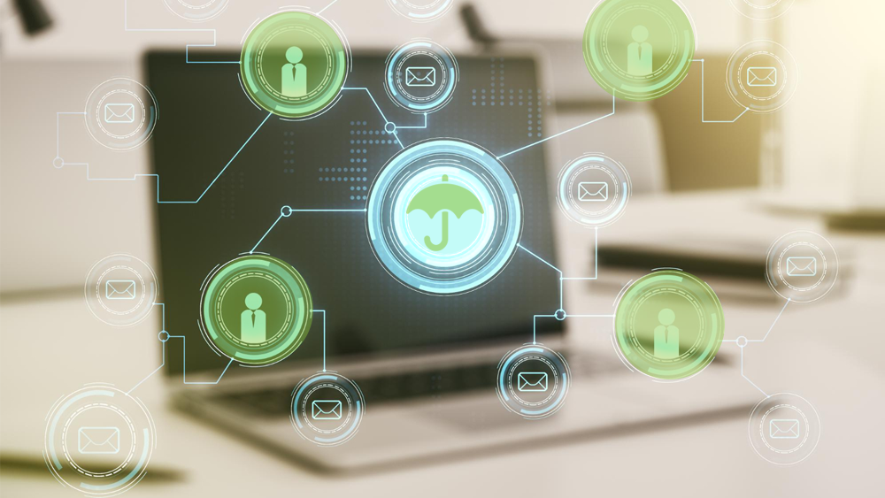 Laptop mostrando diagrama de CRM de seguros como solución para organizar procesos y evitar el caos operativo